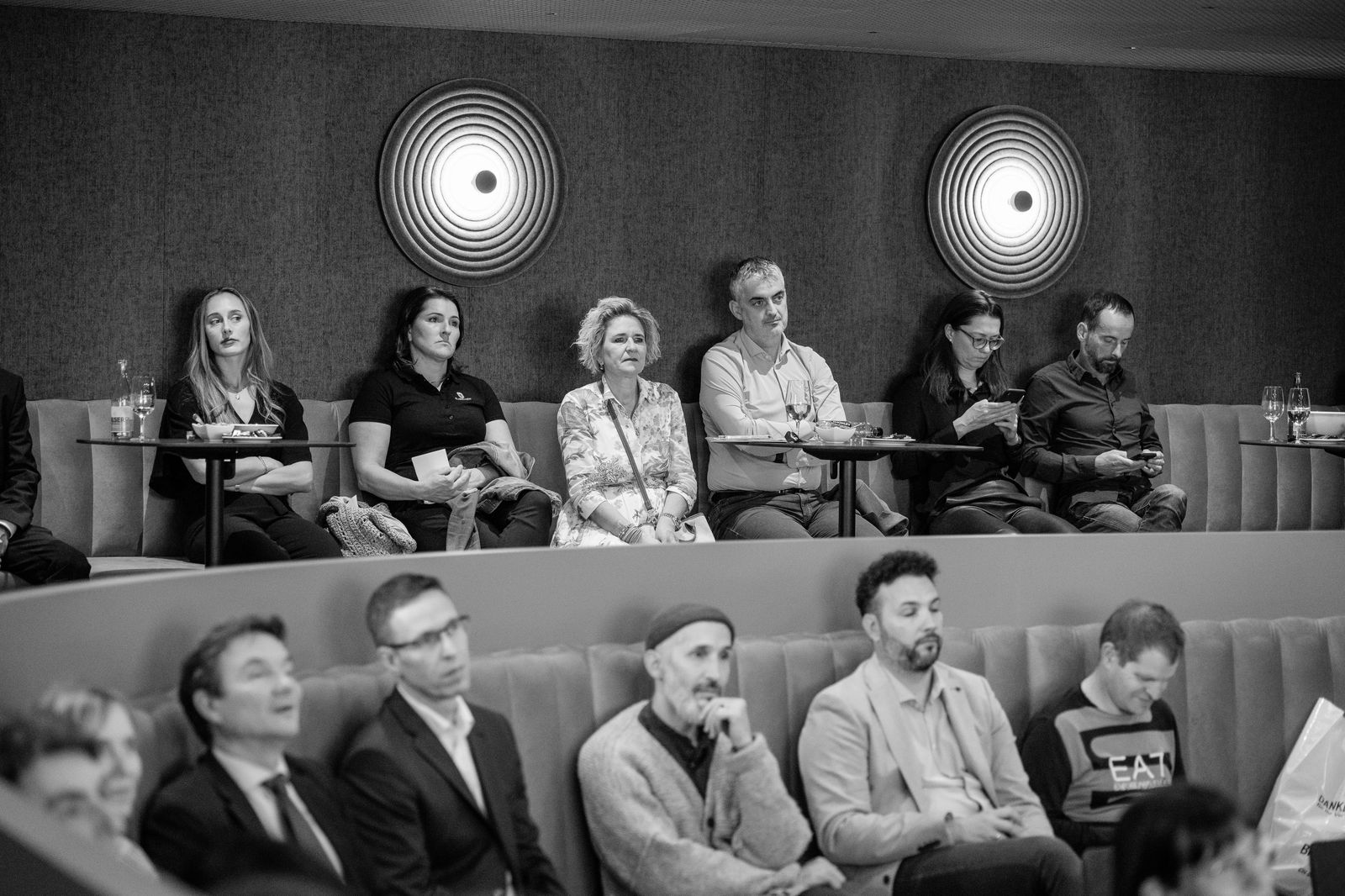 Investoren und Jury verfolgen einen Startup-Pitch