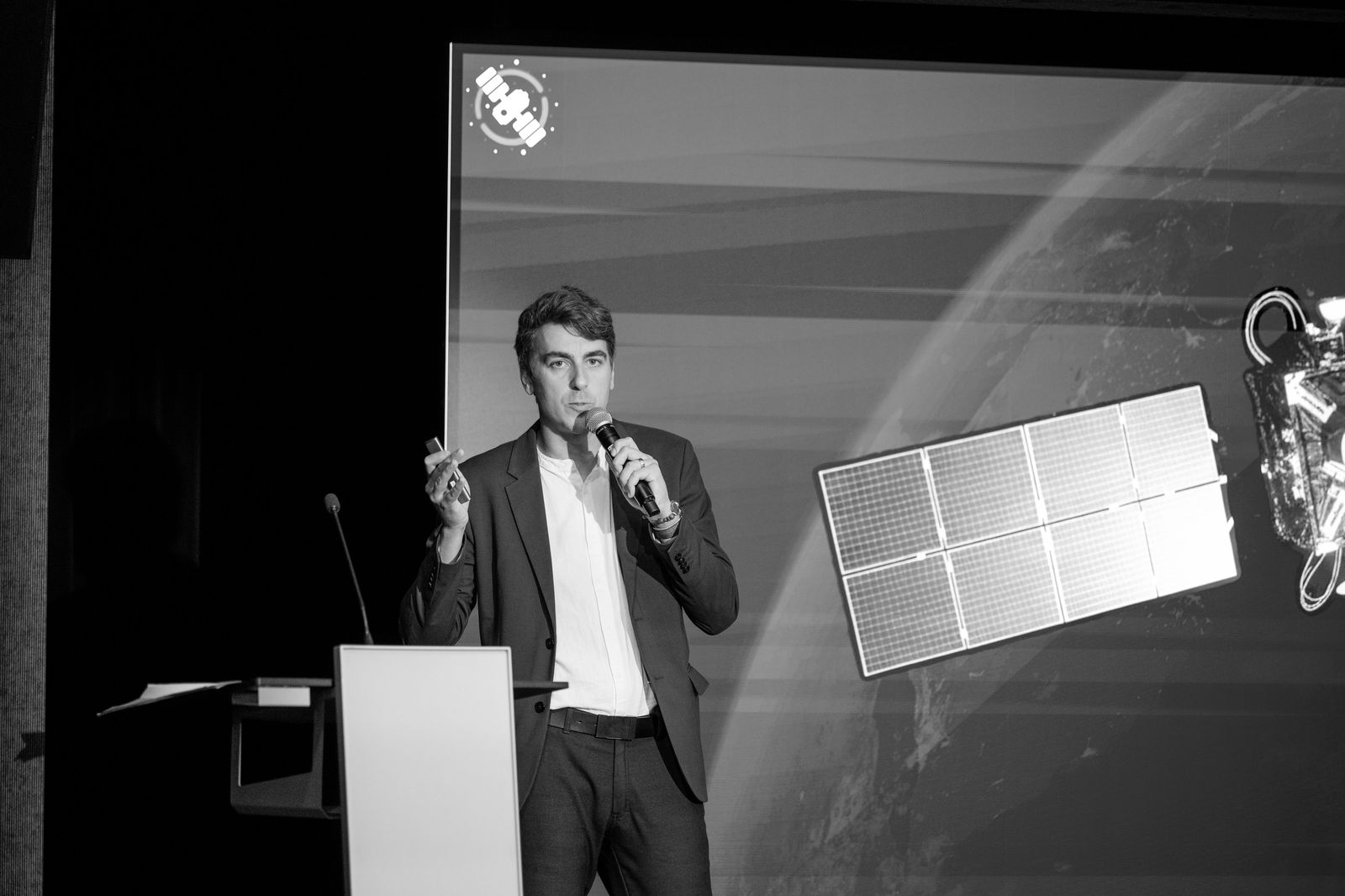 Gründer pitcht auf der Bühne des Vaduzer Saals